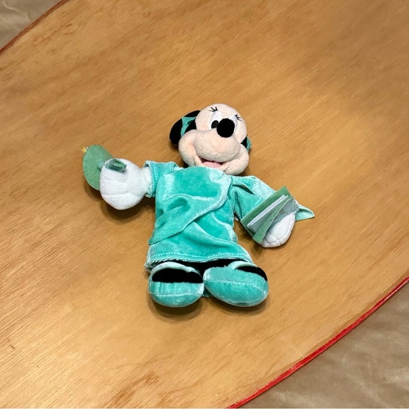 Disney Minnie Mouse Lady Liberty Statue Plush 9” Used w/ Tag - Picture 3 of 11
